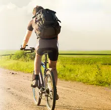 Hombre montando bicicleta 